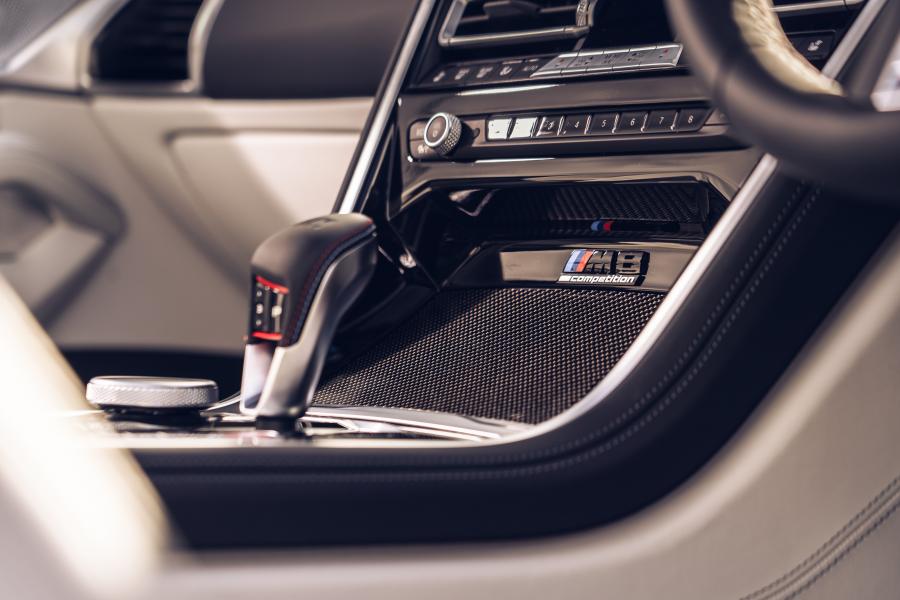 Детали интерьера BMW M8 Competition Convertible (F91) 2019 года  (UK) (фото 32 из 42)